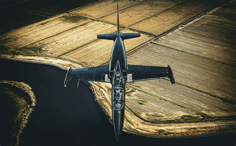 Photographer Recreated The Iconic Top Gun Jet-to-Jet Photo Scene ...