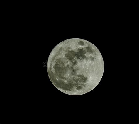 Luna Llena Sobre El Cielo Del Negro Oscuro En La Noche Foto De Archivo