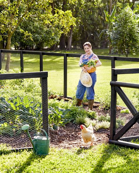 19 Practical and Pretty Garden Fence Ideas - Best Materials to Fence a ...