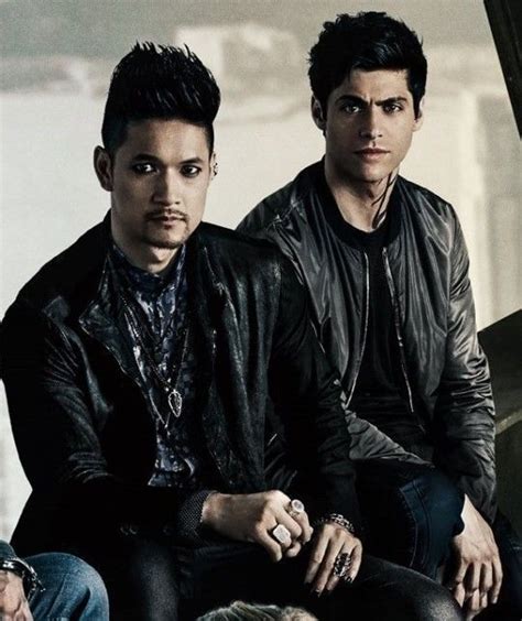 Magnus And Alec In The New Season 3 Promotional Poster