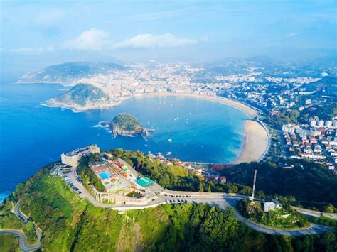 Torre de monte igueldo mirador y parque de atracciones en la montaña