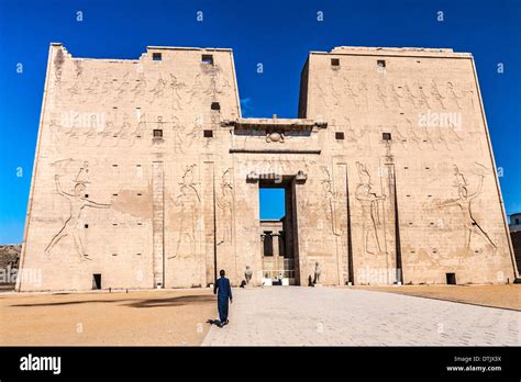 Pylon Tempel Des Horus Fotos Und Bildmaterial In Hoher Aufl Sung Alamy