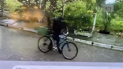 Imagens De C Mera De Seguran A Flagram Homem Furtando Bicicleta Em