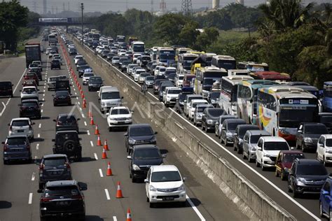 CONTRA FLOW TOL CIKAMPEK ANTARA Foto