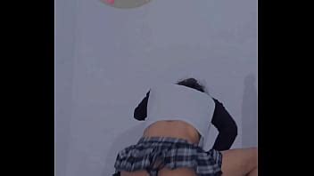 Joven gay adoptado en ropa interior sexy desnudo mostrando su travieso culo flaco moviéndose con