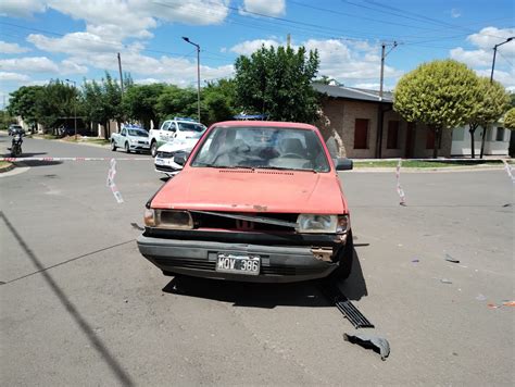 Choque entre un automóvil y una motocicleta sobre calle 23 y Alem La