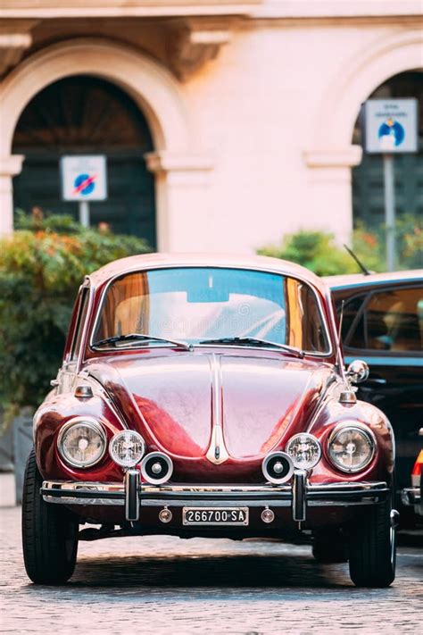 Cursiva Roma Viejo Coche De Escarabajo Retro Vintage De Color Rojo