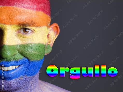 Hombre Bandera Gay Y Sonriendo Concepto De Orgullo Stock Photo Adobe Stock