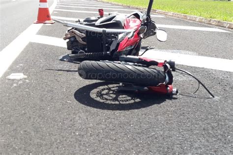 Motociclista morre após perder o controle e bater em placa de