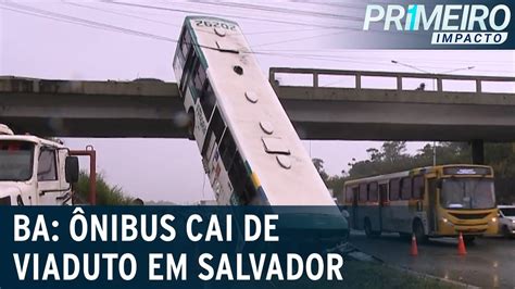 Ônibus cai de viaduto em Salvador BA e fica pendurado Primeiro