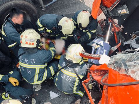 內湖交流道4車撞！轎車遭擠壓變形 2傷者送醫不治｜東森新聞：新聞在哪 東森就在哪裡