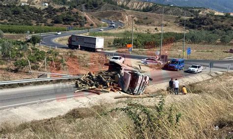 İznik Mekece yolunda freni boşalan tomruk yüklü kamyon devrildi 1