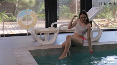 Fast Finger Fuck At The Swimming Pool