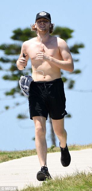 Sos Frontman Luke Hemmings Goes For A Shirtless Jog Daily Mail Online