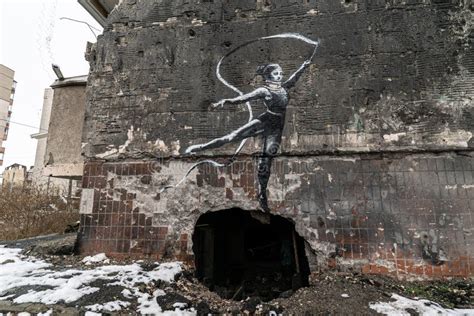 Graffiti De Banksy Sobre Una Casa Destruida En Irpin Ucrania Foto