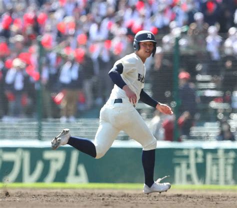 ＜第95回選抜高校野球 作新学院・大分商＞9回1死一、二塁、大分商・丸尾の左飛の際、一塁に帰塁する江口（撮影・岸 良祐） ― スポニチ