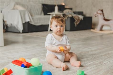 Beb De Meses Brincando Uma Pir Mide Colorida De Arco Ris