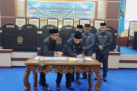 HARI INI WAKIL BUPATI PESIBAR KEMBALI HADIRI RAPAT PARIPURNA KEDUA DPRD