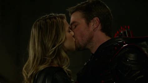 Kara Danvers And Oliver Queen Kiss Youtube