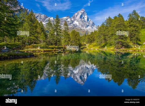 Vista Del Lago Blu Lago Blu Vicino A Breuil Cervinia E Monte Cervino