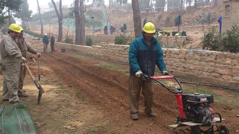 Preparación De Suelo Para La Vía Y Construcción De Muro Al Fondo