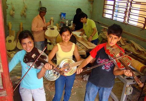Sacar sonidos de la basura: una orquesta juvenil paraguaya que asombra