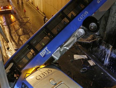 Ônibus cai de viaduto no Rio e deixa 30 feridos