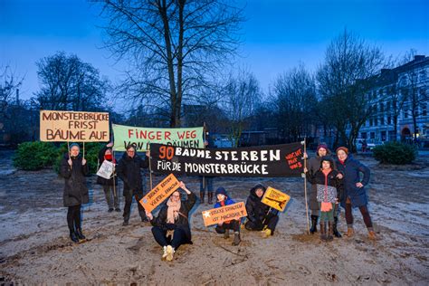 Protest gegen beginnende Baumaßnahmen ohne Baugenehmigung Initiative