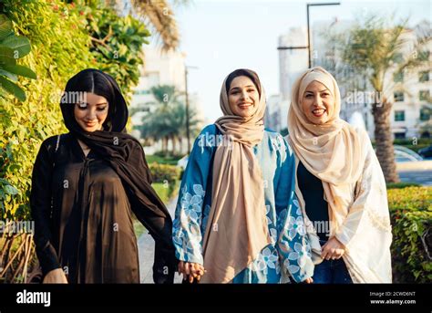 Tres Amigas Salían A Dubai Niñas Que Llevan La Abaya Tradicional De Los Emiratos árabes Unidos