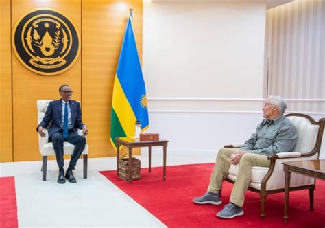 Perezida Kagame Yagiranye Ibiganiro Na Rob Walton Wahoze Ayobora