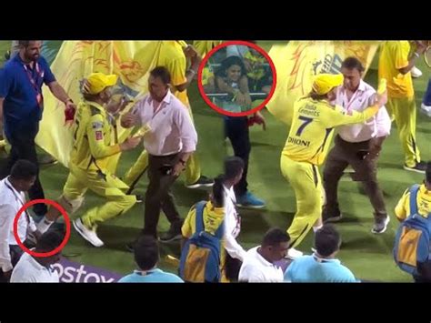 Watch How Sunil Gavaskar Saves Ms Dhoni From Falling While Autograph