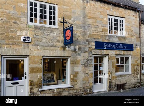 Red Rag Gallery In The Cotswold Town Of Stow On The Wold Stock Photo