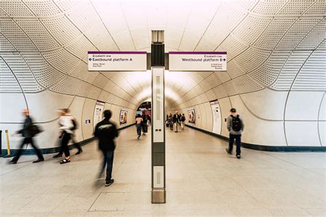 Gerakan Komuter Yang Kabur Di Bawah Tanah London Foto Stok Unduh