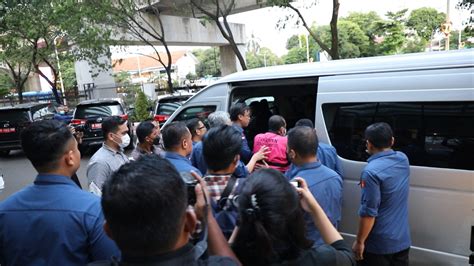 Tim Penyidik Kejaksaan Agung Menetapkan Dan Melakukan Penahanan