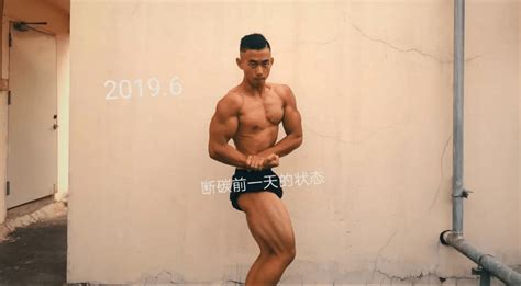 00后肌肉小哥大秀身材，8块腹肌小狼狗，目标是赶超彭于晏 健身