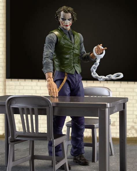 Dc Multiverse Figurina Articulata The Joker Jail Cell Variant The