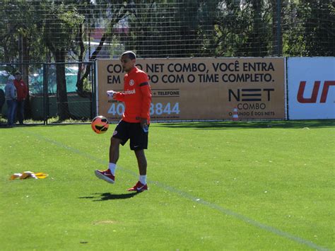 Estreia de Alan Patrick e retorno de Bolatti marcam treino físico do