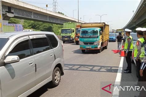 Pemudik Yang Langgar Ganjil Genap Dikeluarkan Di Pintu Karawang Barat