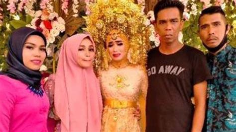 Kisah Di Balik Video Viral Pengantin Wanita Sendirian Di Pelaminan