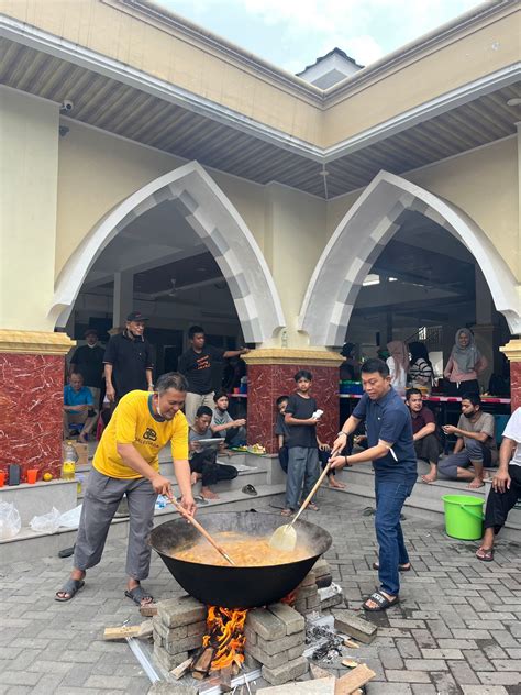 Jamaah Masjid Al Muhajirin Bersatu Dalam Gotong Royong Membersihkan