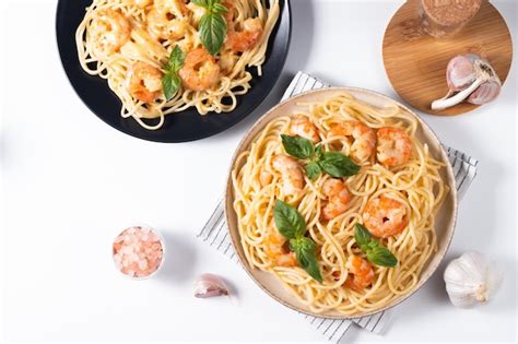 Spaghetti De Pâtes Italiennes Avec Sauce Au Fromage Doux Aux Crevettes