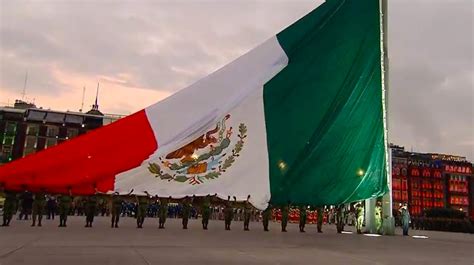 Memorial De Sismos Izan La Bandera A Media Asta Por Las Víctimas De