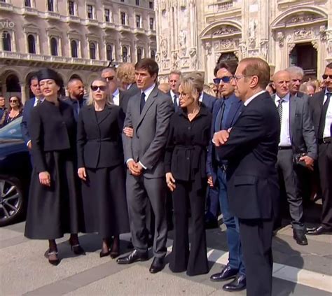 Berlusconi Applausi E Cori Da Stadio Per L Ultimo Saluto In Duomo