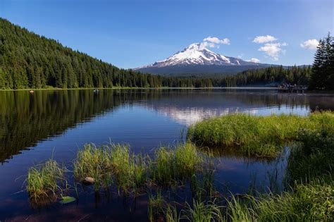 Vista del paisaje de un lago con mt hood en el fondo durante un día