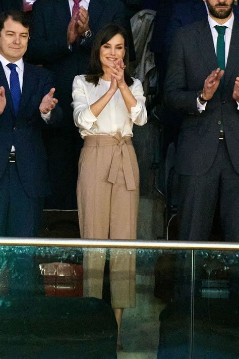 La Reina Letizia Ortiz Lleva Un Pantal N Nude Con Lazo Vogue M Xico Y Latinoam Rica