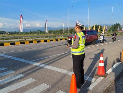 Ribuan Kendaraan Keluar Masuk Tol Gending Dan Leces Pada Arus Balik