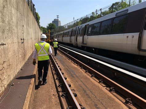 Near miss for workers on Metro tracks under investigation - WTOP News