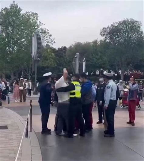 Officials Applaud Smoking Ban At Shanghai Disney Resort After Visitor