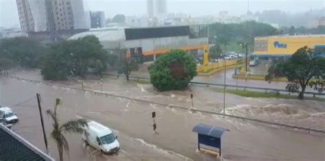 C Rregos Transbordam Durante Temporal E Provocam Enchente Em Avenidas