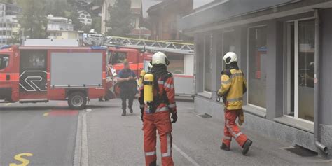 Davos GR Rauch dringt aus Hotelgebäude